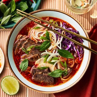  Bún Bò Huế: Sự pha trộn độc đáo giữa vị cay nồng của ớt và ngọt thanh của nước hầm xương bò!