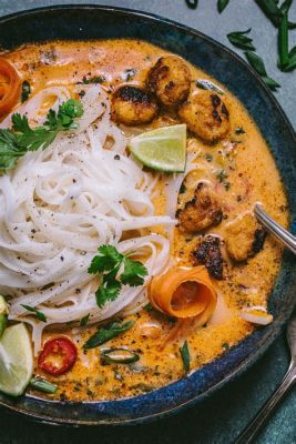  Khao Soi: Một món ăn đầy hương vị Thái Lan kết hợp giữa sự phong phú của nước cốt dừa và độ cay nồng của cà ri