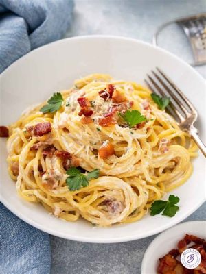  Spaghetti alla Carbonara: Mê hoặc vị giác với sự kết hợp hoàn hảo của trứng, phô mai và thịt xông khói!